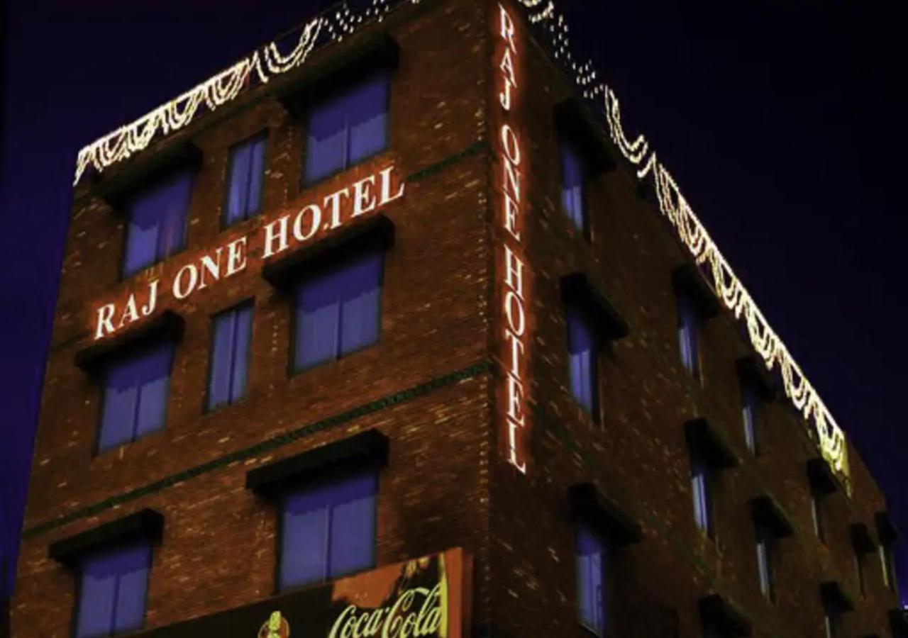 Rajone Hotel Faisalabad Luaran gambar