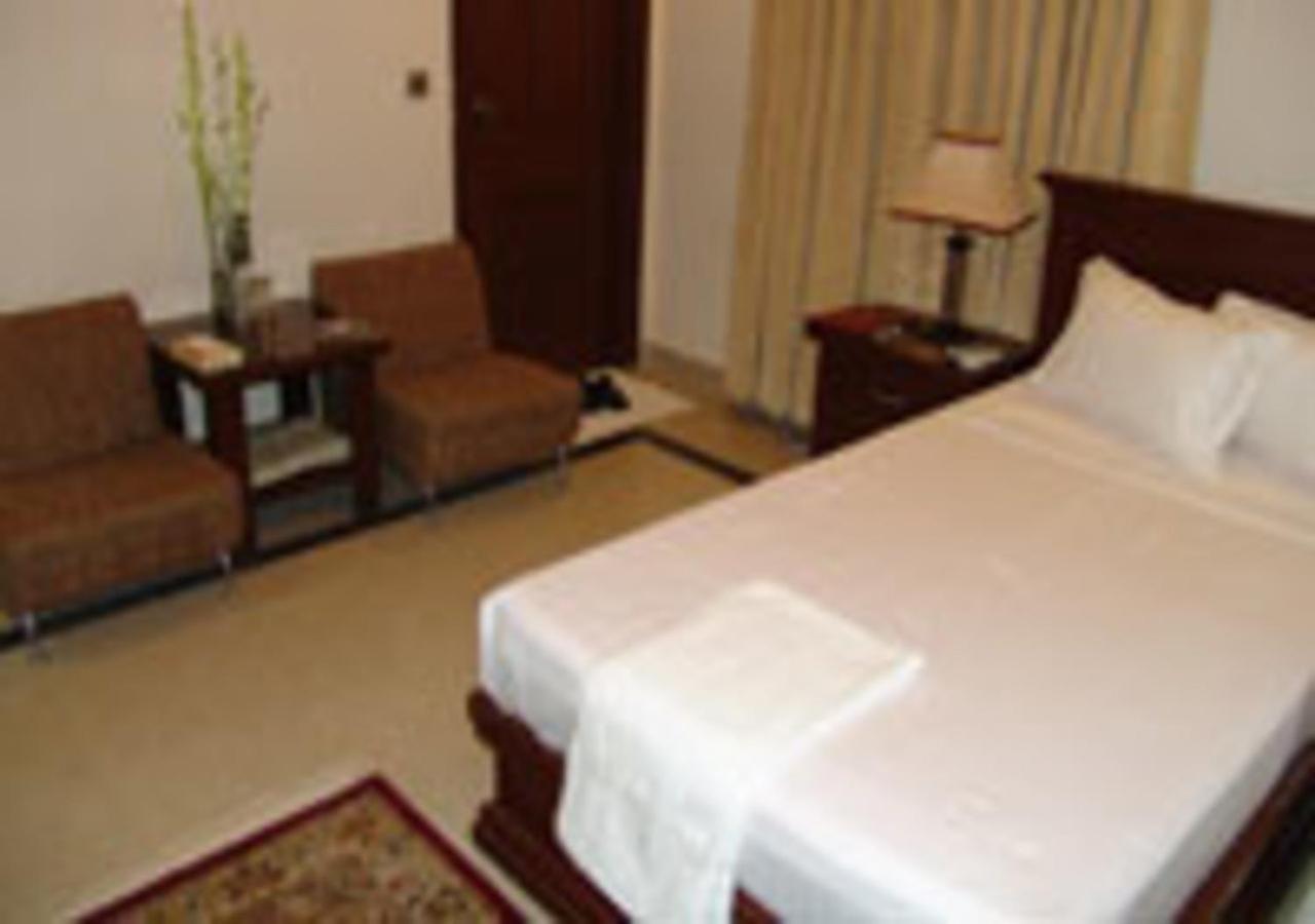 Rajone Hotel Faisalabad Luaran gambar