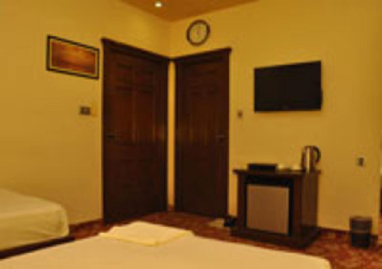 Rajone Hotel Faisalabad Luaran gambar